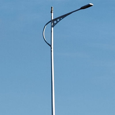 Hot Dip Galvanized Steel Street Light Pole Untuk Solusi Pencahayaan Luar Ruang yang Dapat Dikustomisasi Dalam Bentuk Konik / Poligonal / Bulat
