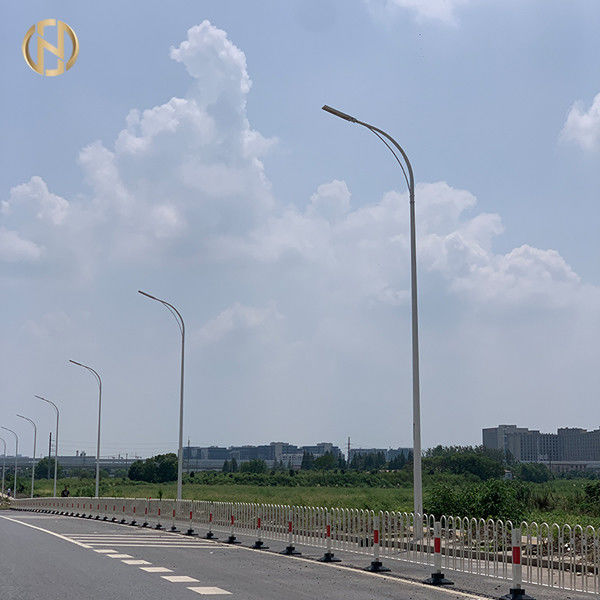 Hot Dip Galvanized Q235B Street Light Pole dengan Warna yang Dapat Dikustomisasi