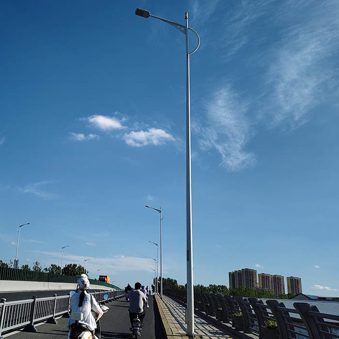 Konik / Poligonal / Bulat Street Light Pole dengan Hot Dip Galvanization