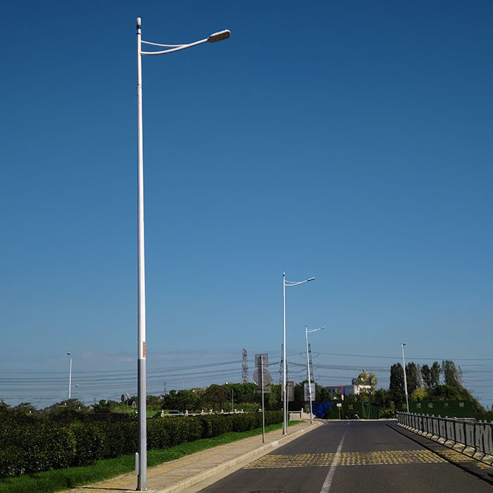 Desain yang dapat disesuaikan Solar Street Light Pole Hot Dip Galvanized Steel Untuk Kebutuhan Pencahayaan Luar Ruang