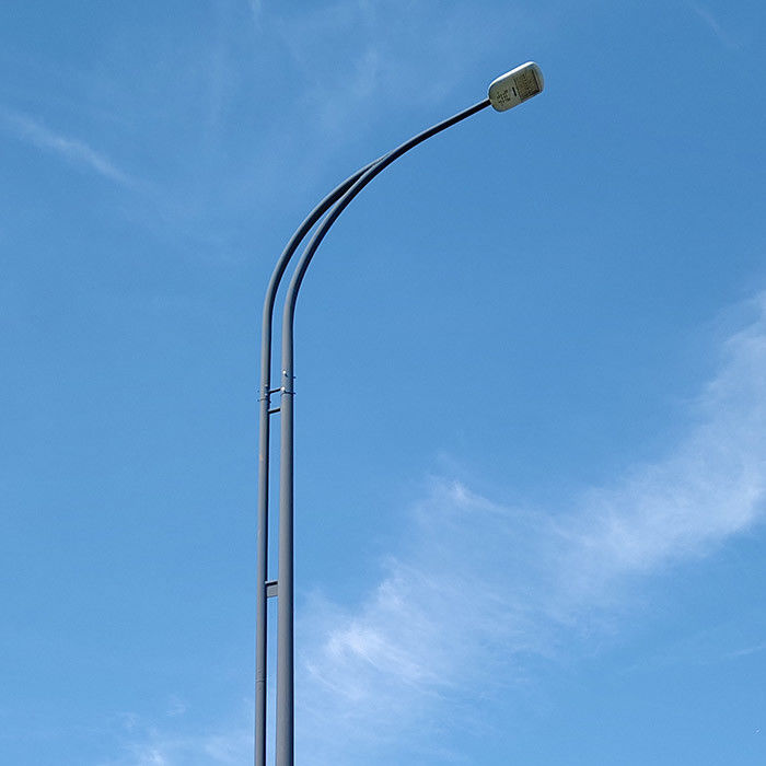 Desain yang dapat disesuaikan tiang lampu jalanan dengan bahan baja galvanis panas untuk pembeli B2B