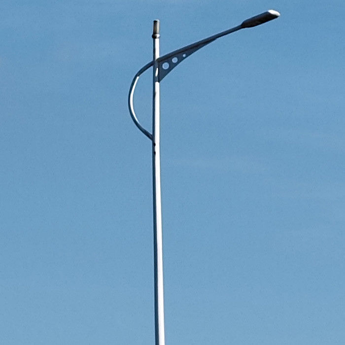 Hot Dip Galvanized Steel Street Light Pole Untuk Solusi Pencahayaan Luar Ruang yang Dapat Dikustomisasi Dalam Bentuk Konik / Poligonal / Bulat