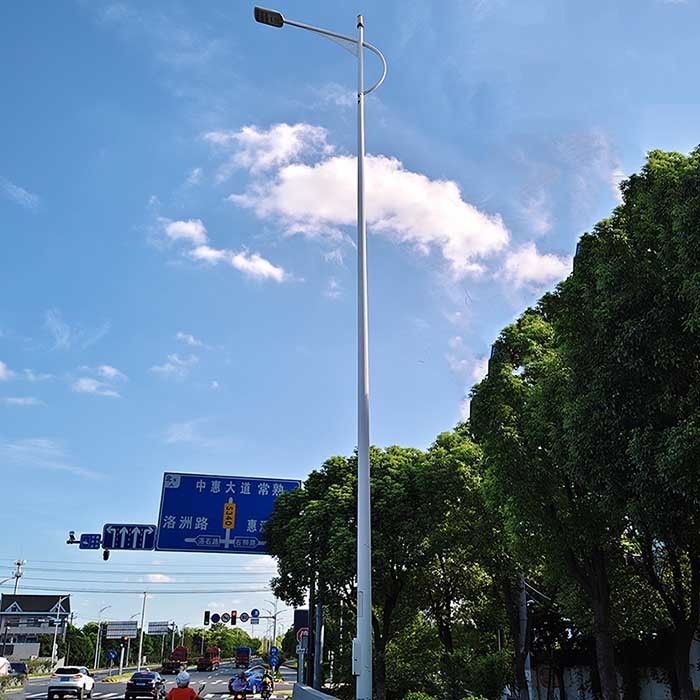 Desain yang dapat disesuaikan tiang lampu bertenaga surya Hot Dip Galvanized Steel