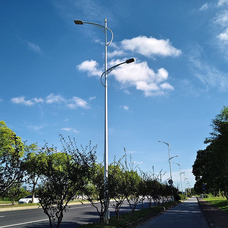 Galvanized Steel Single atau Double Arm 20 Feet Street Light Pole Dengan Lukisan