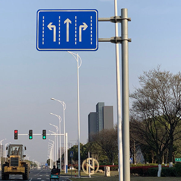 Q235B Steel Road Signal Post Tahan Angin 3-20M Tinggi Pemasangan