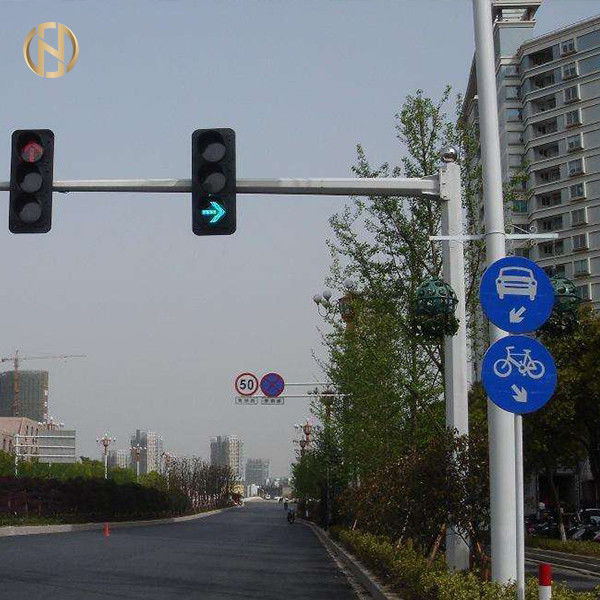 Tiang Lampu Stop Type 6M X 6M L Dengan Lampu Merah Kuning Hijau Presisi Tinggi