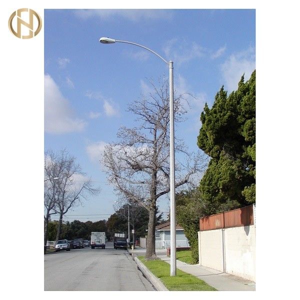 Cat Berwarna-warni Disesuaikan Lampu Lampu Jalan Listrik tiang Dengan Hot-dip Galvanized Lapisan Dan Steel Tube