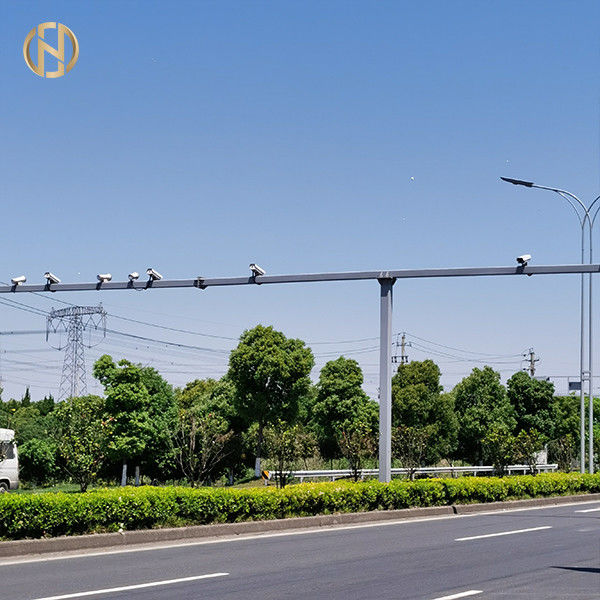Tiang Kamera CCTV Bentuk Poligonal Hot Dip Galvanized CCTV Posts Dengan Lukisan