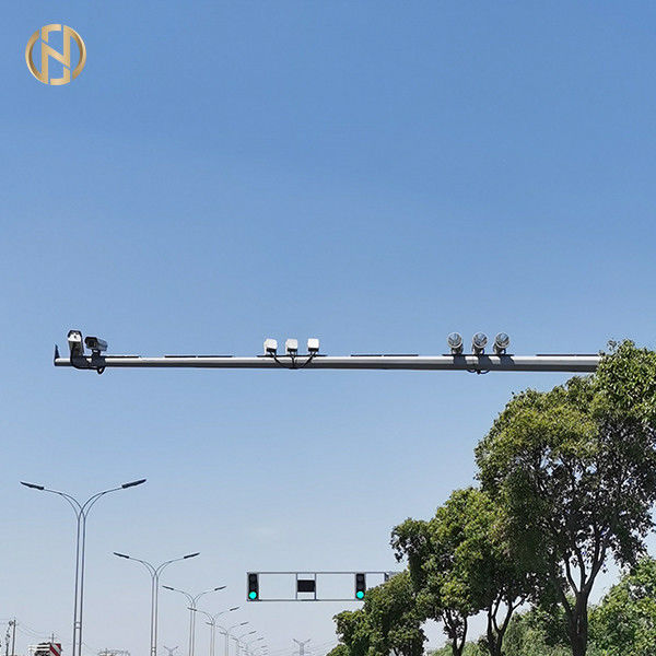 Tiang Kamera CCTV Bentuk Poligonal Hot Dip Galvanized CCTV Posts Dengan Lukisan