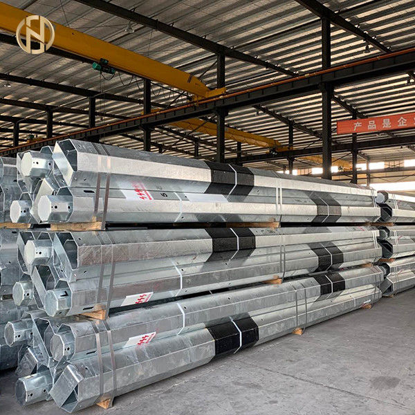 Tegangan Rendah Tubular Galvanized Steel Pole 11m Panjang Hitam Lukisan Warna