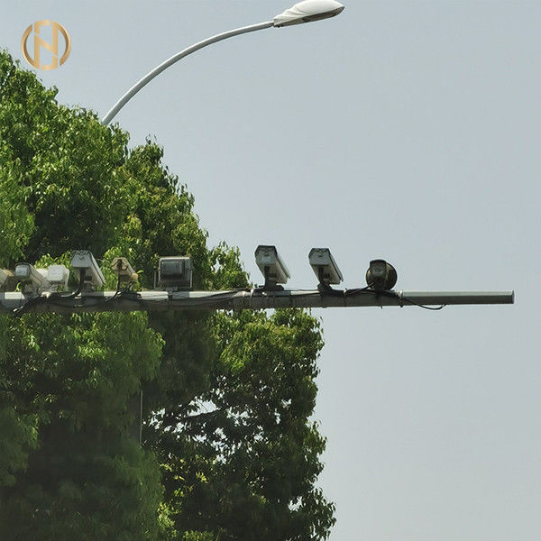 Hot Dip Galvanis Kamera CCTV Tiang Mounting Tahan Gempa Yang Baik