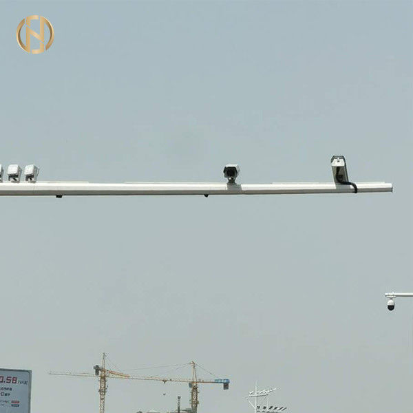 Q235B Steel CCTV Camera Post Bentuk Octagonal 6M * 9M Untuk Lalu Lintas Dalam Bentuk