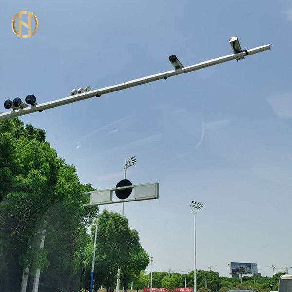 Tiang Lampu Lalu Lintas 3M 4,5M 5M 6M Tahan Lama Untuk Papan Sinyal Cahaya Di Jalan