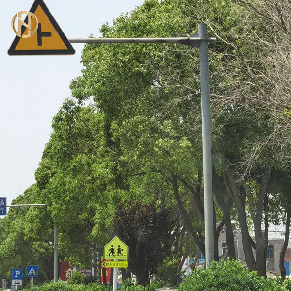 Tiang Papan Tanda Jalan Nyaman Desain Anti Seismik 3-10M Galvanis