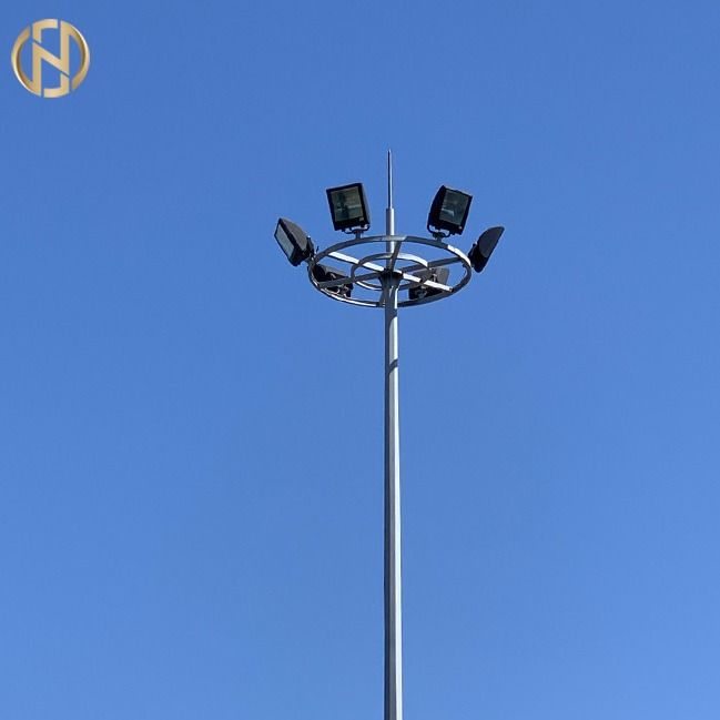 Q345 2.5mm 30m Lampu Jalan Tenaga Surya Pencahayaan Tiang Tinggi dengan Tangga Panjat