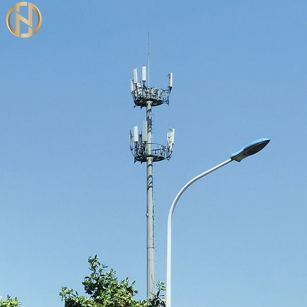Tiang Lampu Jalan Tenaga Surya Bentuk Multi Piramida Di Atas Tanah Dipasang Dengan Pelat Dasar