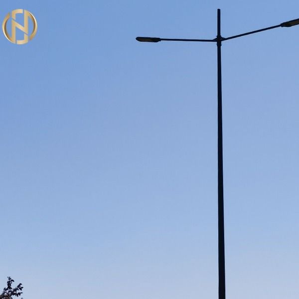 Hot Dip Galvanized Q235B Street Light Pole dengan Warna yang Dapat Dikustomisasi
