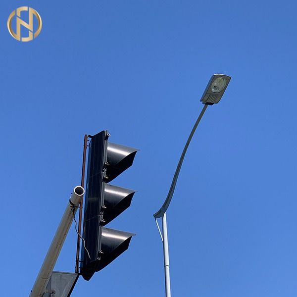 Hot Dip Galvanized Q235B Street Light Pole dengan Warna yang Dapat Dikustomisasi