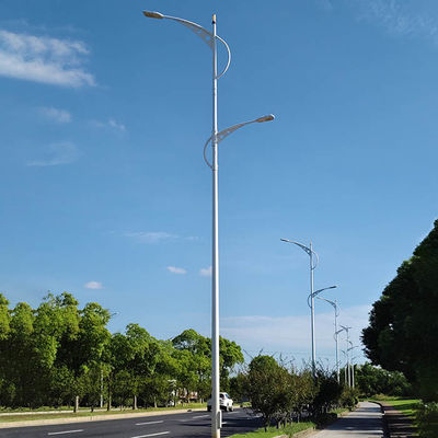 Tiang Lampu Jalan Desain yang Dapat Disesuaikan dengan Material Baja Galvanis Celup Panas untuk Luar Ruangan